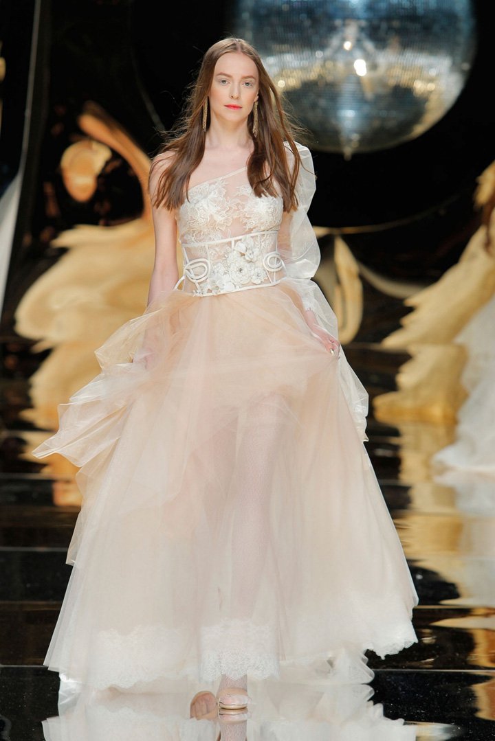 Yolan Cris 2025巴萨罗那婚纱周婚纱秀