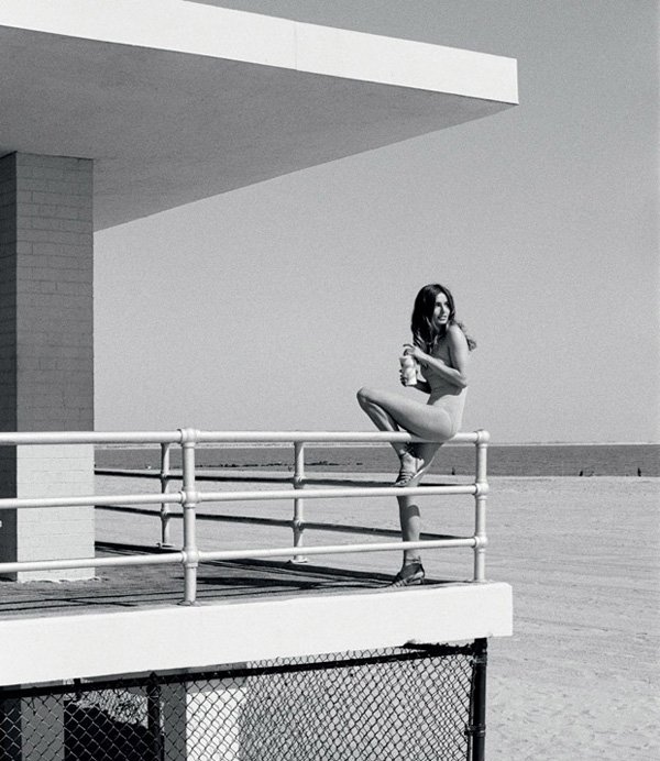 超模Andreea Diaconu演绎《Vogue》欧美时尚杂志大片