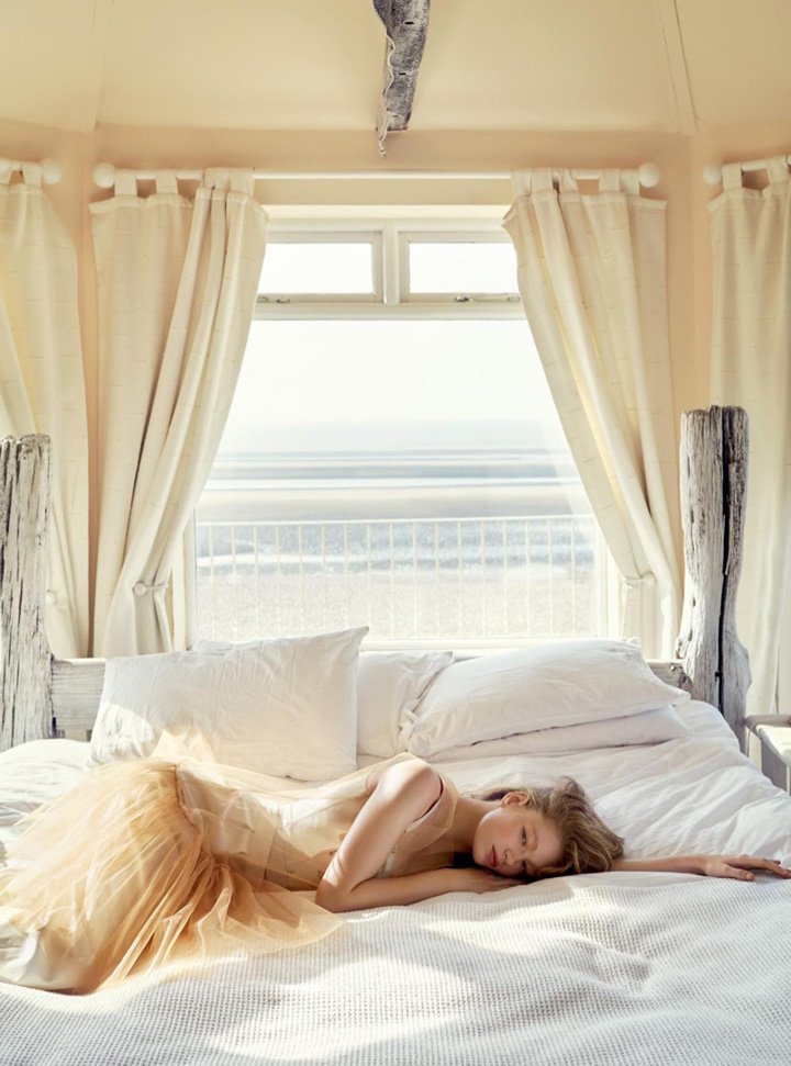 模特Hollie-May Saker演绎最新《Harper's Bazaar》时尚杂志大片