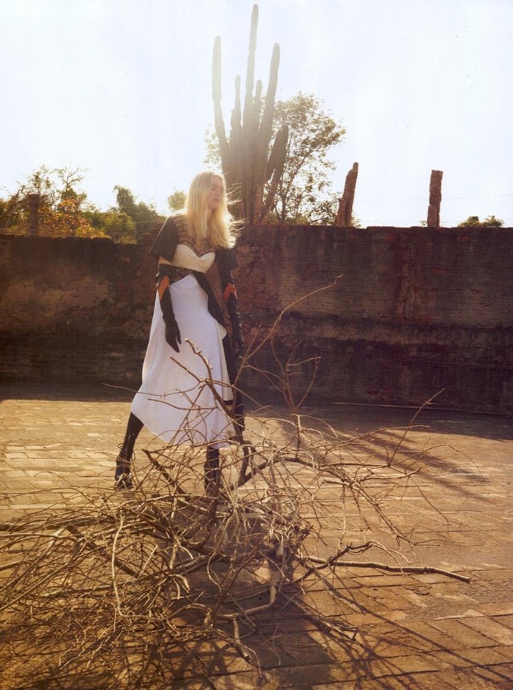 超模Caroline Trentini 演绎《Vogue》时尚杂志大片