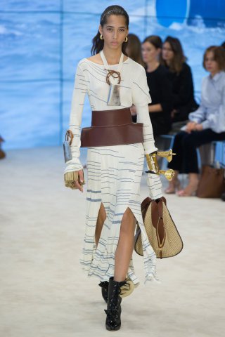 Loewe（罗意威）2025巴黎时装周女装秀