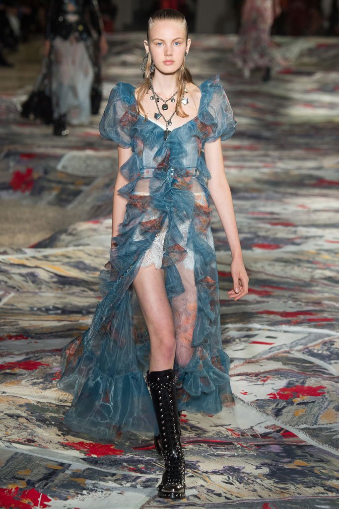 Alexander McQueen 2025春夏巴黎时装周时装秀