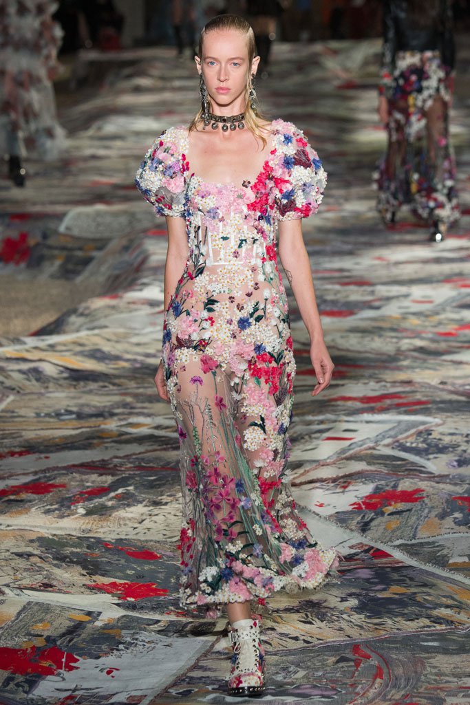 Alexander McQueen 2025春夏巴黎时装周时装秀