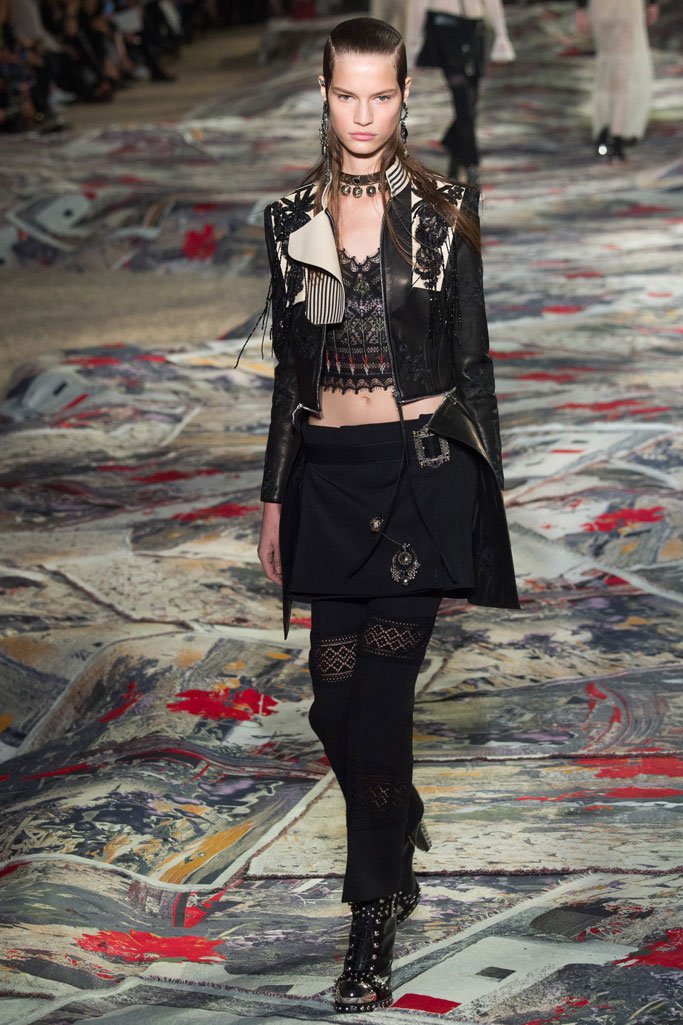 Alexander McQueen 2025春夏巴黎时装周时装秀