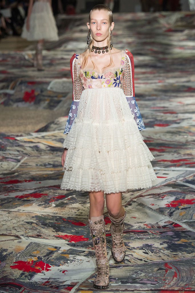 Alexander McQueen 2025春夏巴黎时装周时装秀