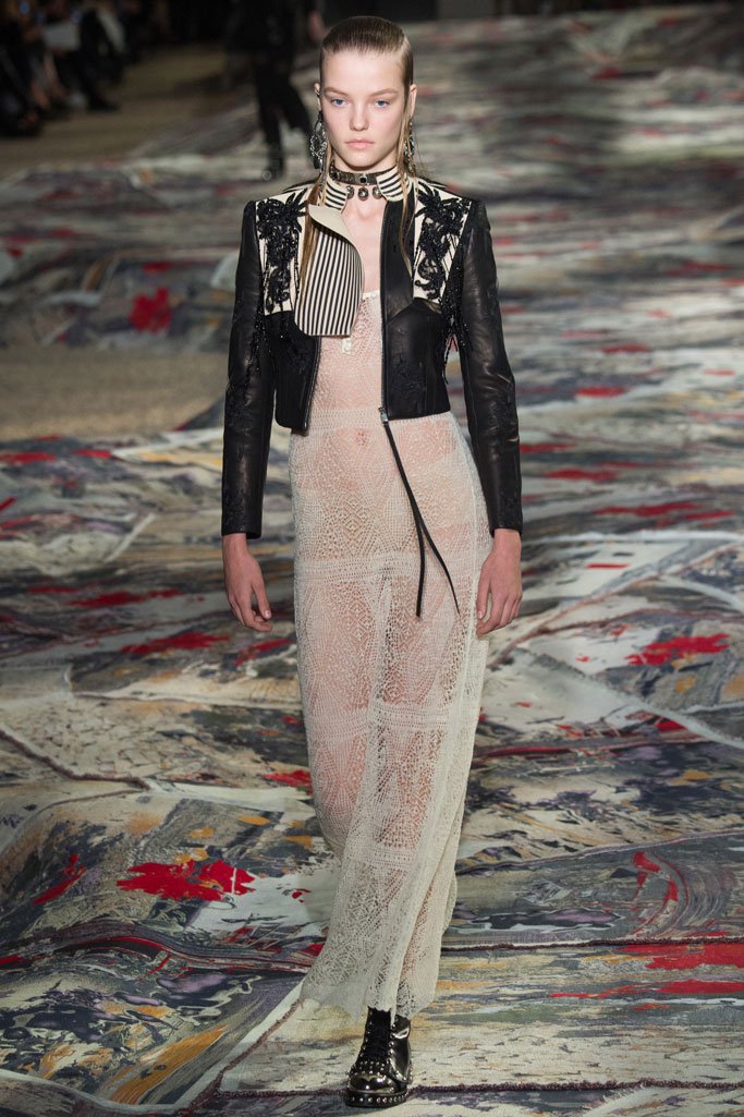 Alexander McQueen 2025春夏巴黎时装周时装秀