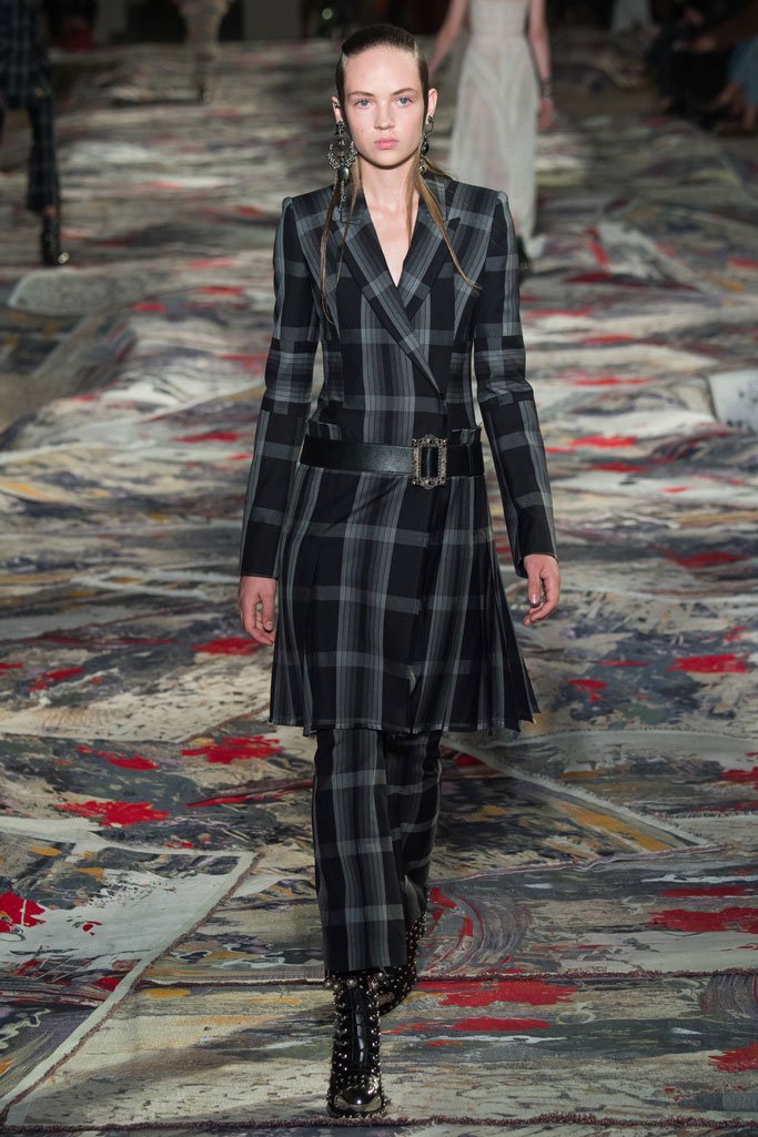 Alexander McQueen 2025春夏巴黎时装周时装秀