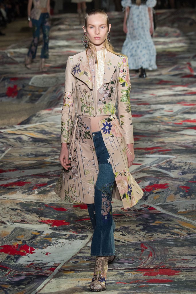 Alexander McQueen 2025春夏巴黎时装周时装秀