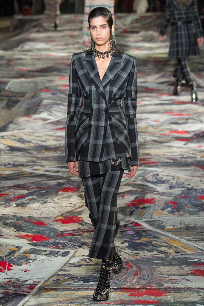 Alexander McQueen 2025春夏巴黎时装周时装秀