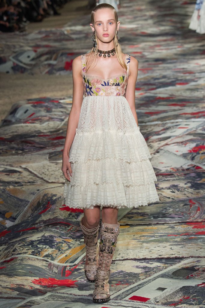 Alexander McQueen 2025春夏巴黎时装周时装秀