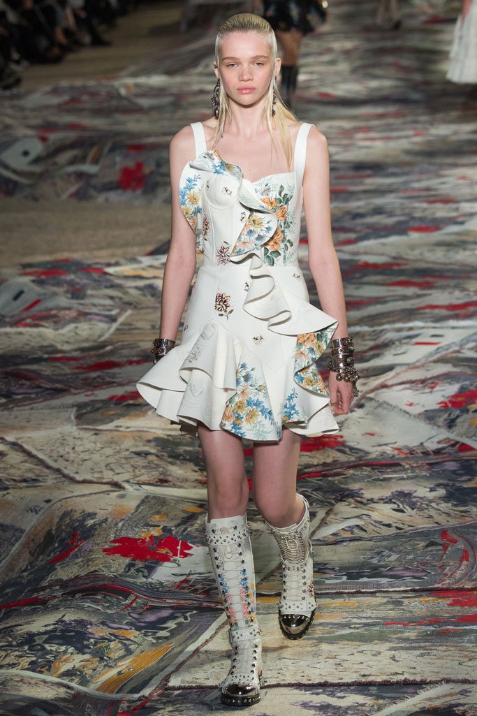 Alexander McQueen 2025春夏巴黎时装周时装秀