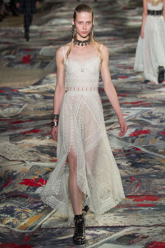 Alexander McQueen 2025春夏巴黎时装周时装秀