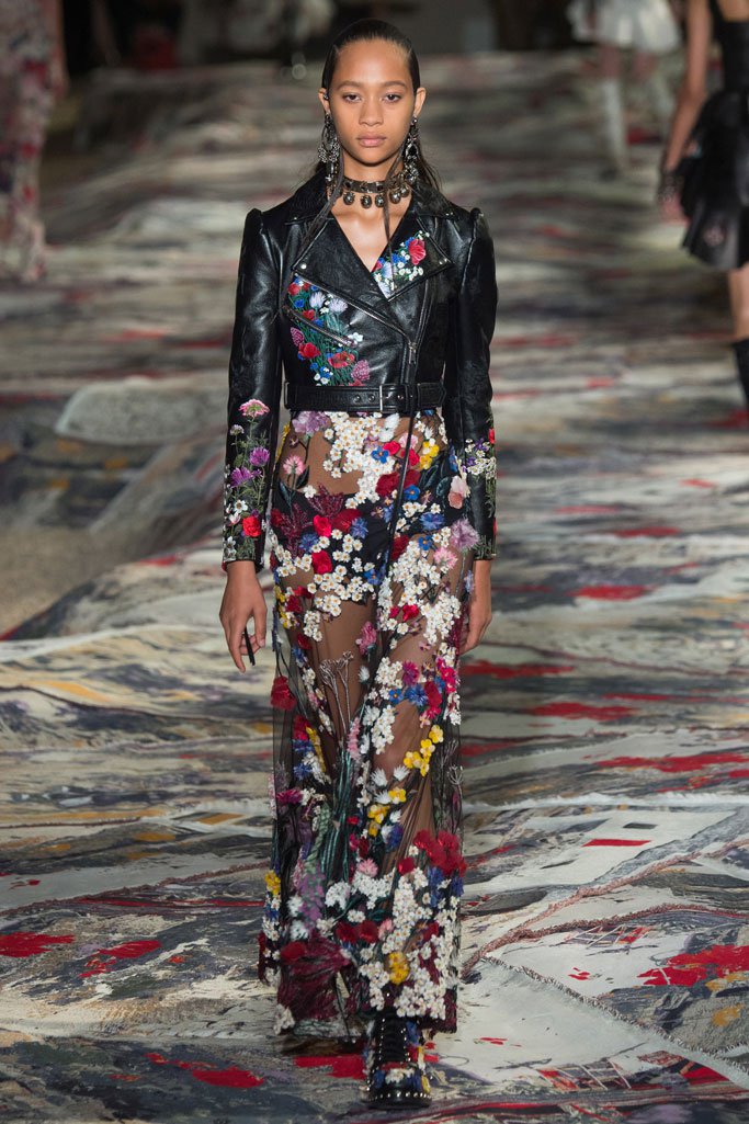 Alexander McQueen 2025春夏巴黎时装周时装秀