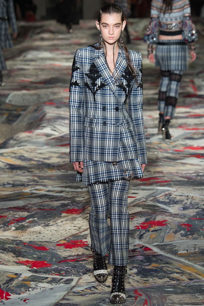 Alexander McQueen 2025春夏巴黎时装周时装秀