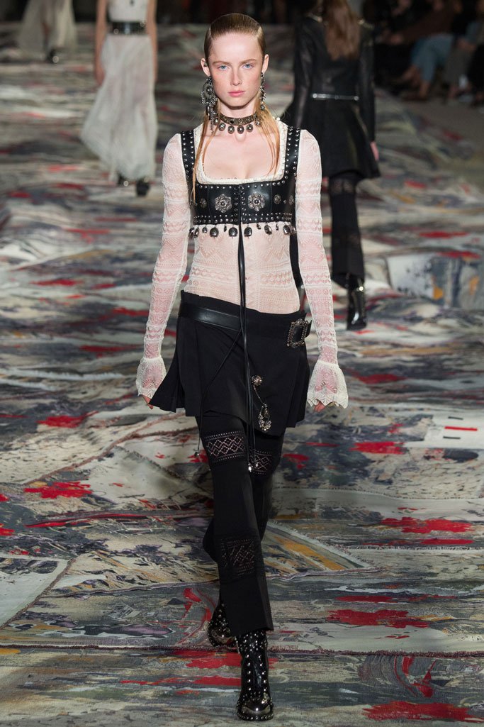 Alexander McQueen 2025春夏巴黎时装周时装秀