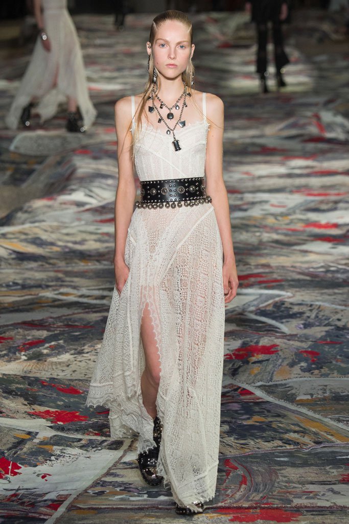 Alexander McQueen 2025春夏巴黎时装周时装秀