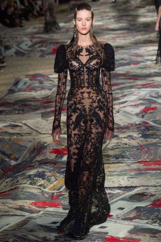 Alexander McQueen 2025春夏巴黎时装周时装秀