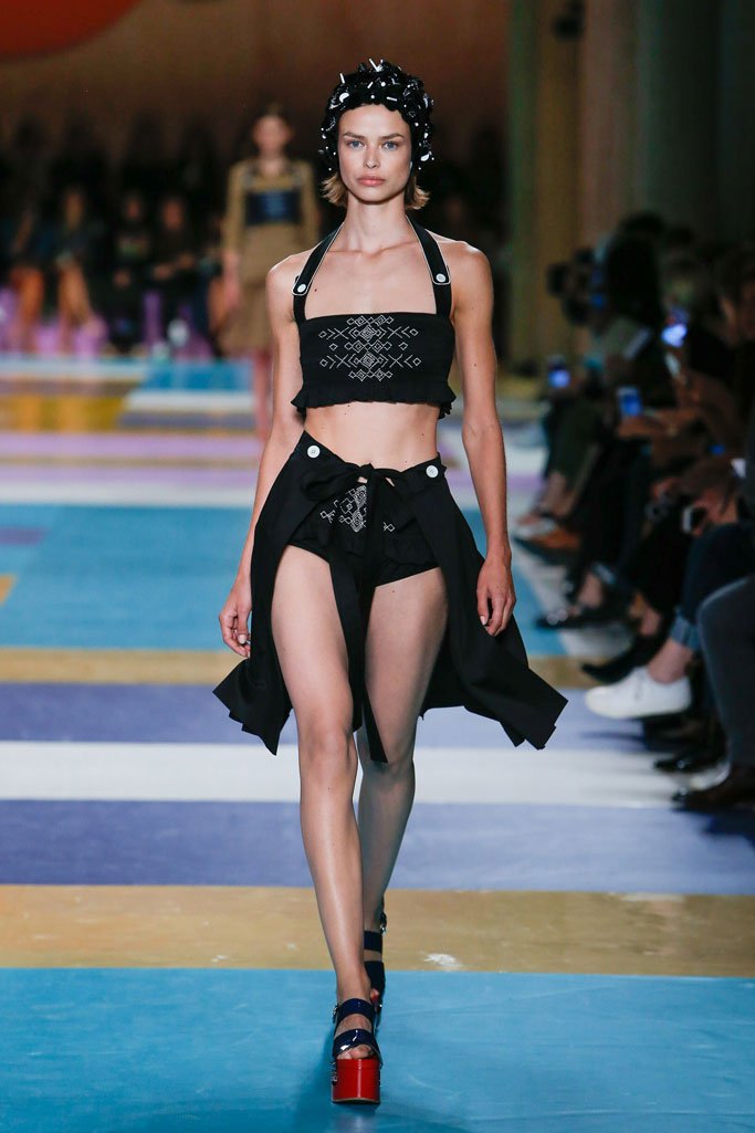 Miu Miu（缪缪）2025春夏巴黎时装周时装秀