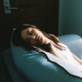酒红色眼影画法 打造韩国女团式酒红妩媚眼妆