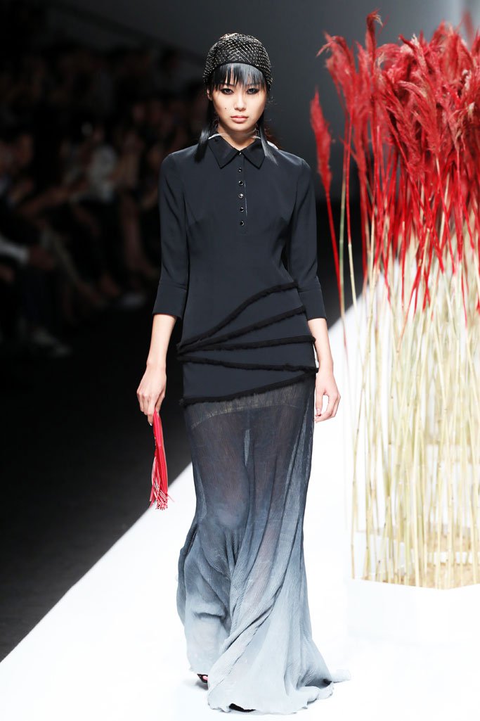 JICHENG 发布2025上海时装周全新作品“遛园舞凤”时装秀