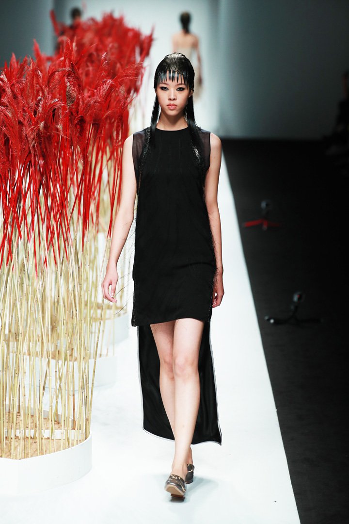 JICHENG 发布2025上海时装周全新作品“遛园舞凤”时装秀