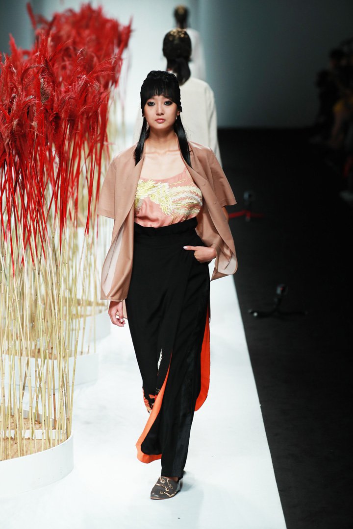 JICHENG 发布2025上海时装周全新作品“遛园舞凤”时装秀