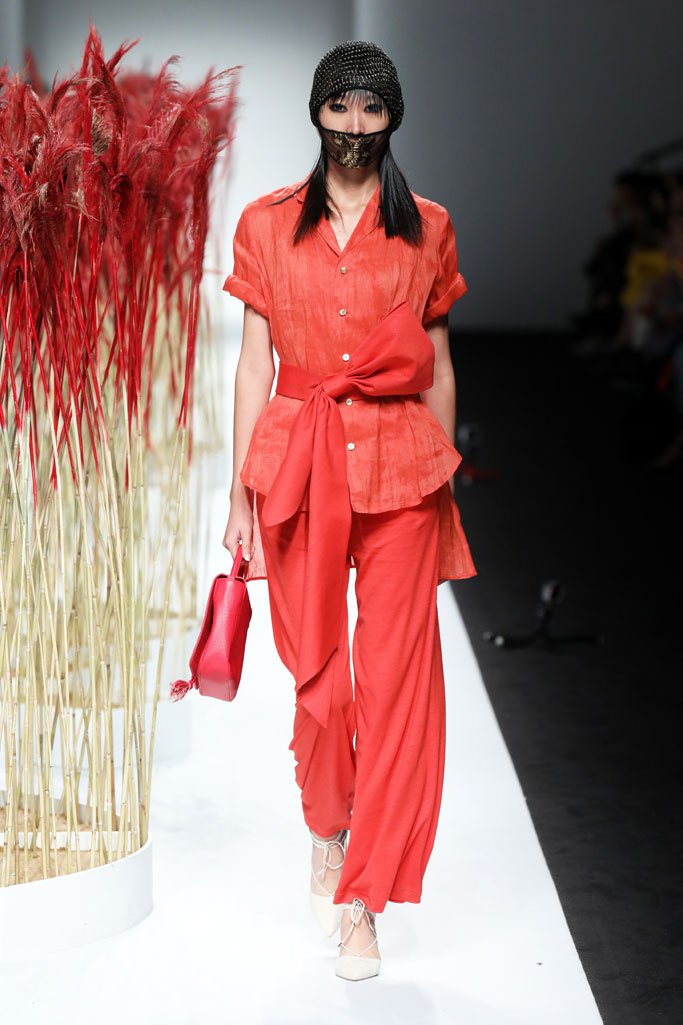 JICHENG 发布2025上海时装周全新作品“遛园舞凤”时装秀