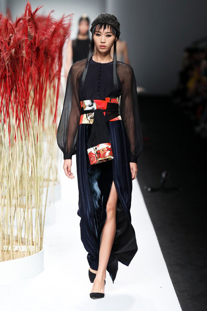 JICHENG 发布2025上海时装周全新作品“遛园舞凤”时装秀