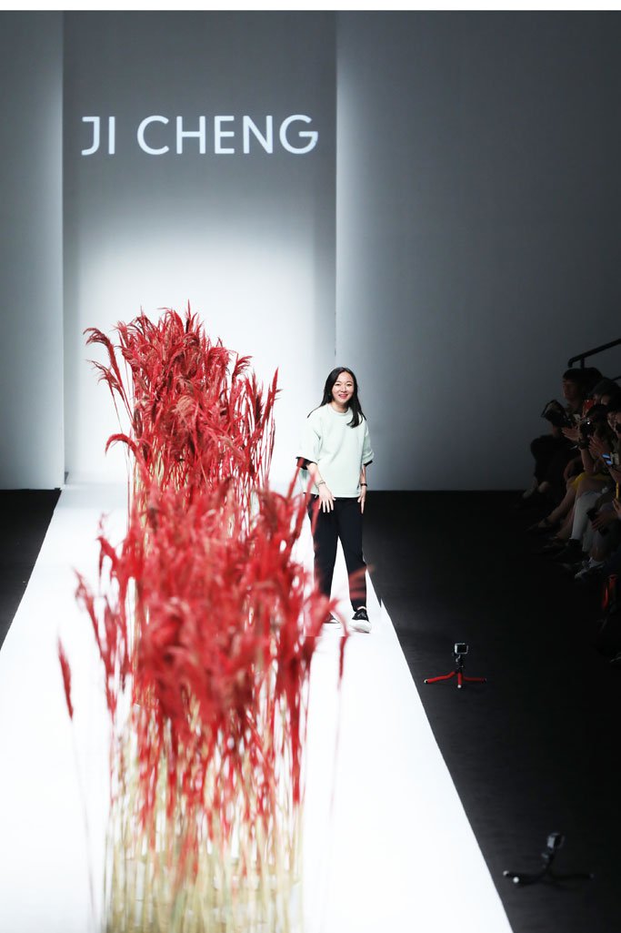JICHENG 发布2025上海时装周全新作品“遛园舞凤”时装秀