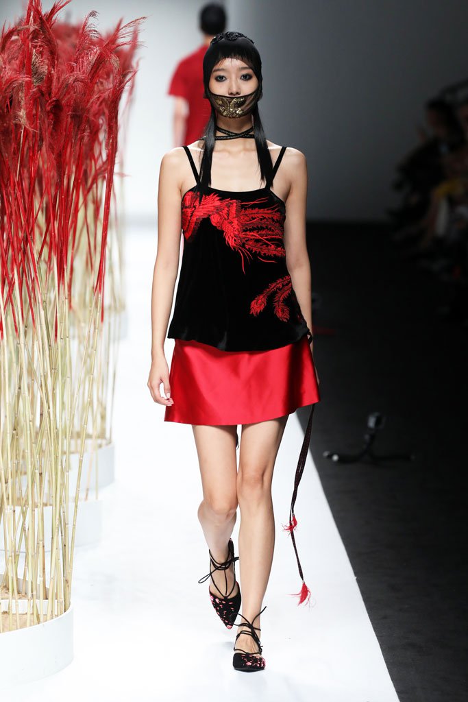 JICHENG 发布2025上海时装周全新作品“遛园舞凤”时装秀