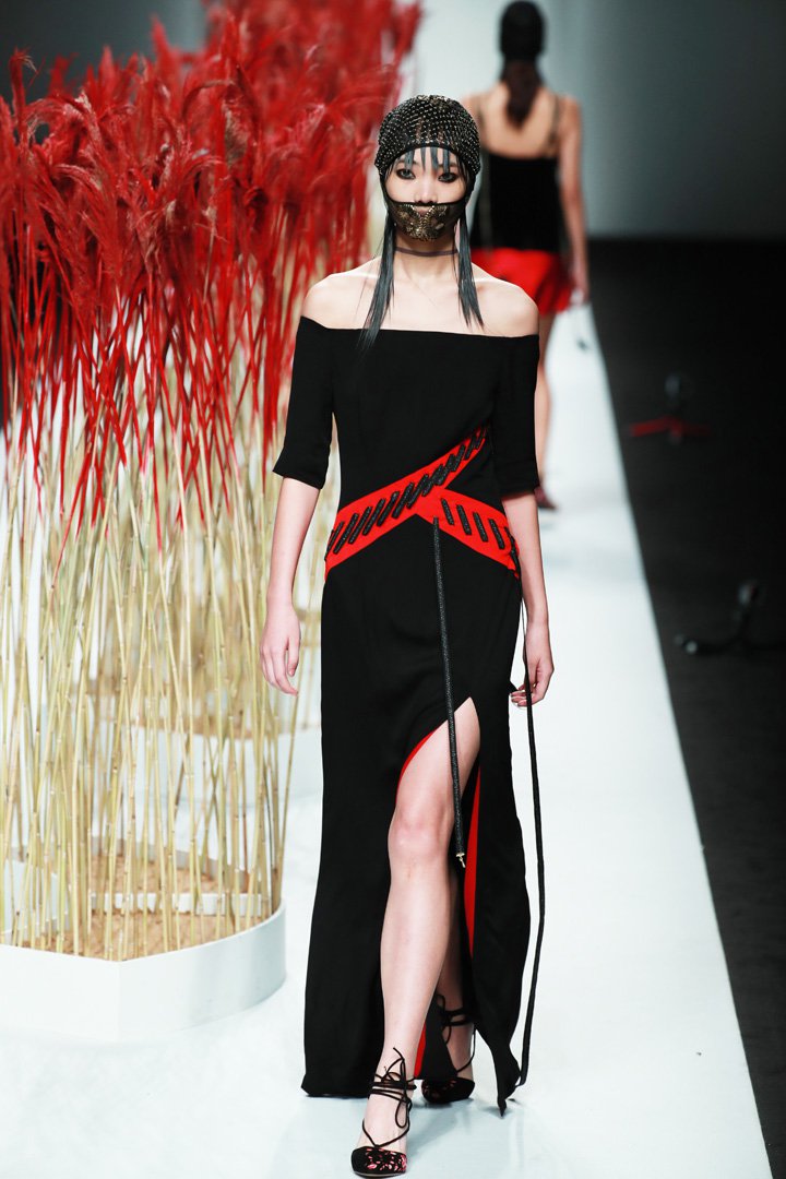 JICHENG 发布2025上海时装周全新作品“遛园舞凤”时装秀