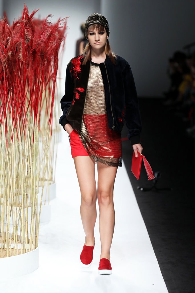 JICHENG 发布2025上海时装周全新作品“遛园舞凤”时装秀