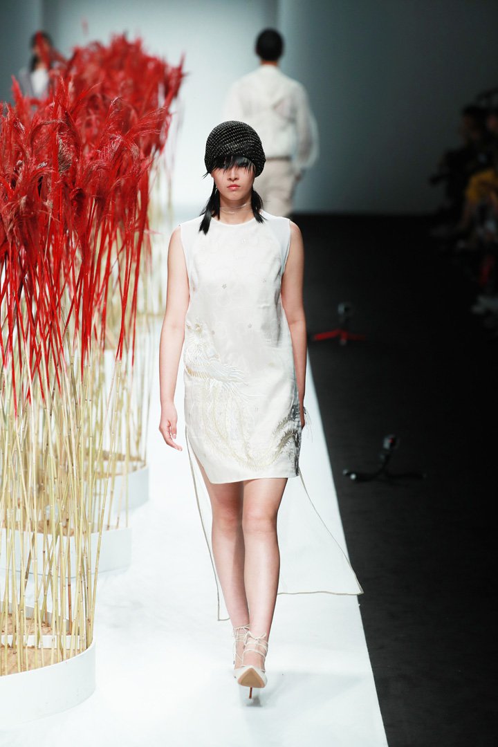 JICHENG 发布2025上海时装周全新作品“遛园舞凤”时装秀