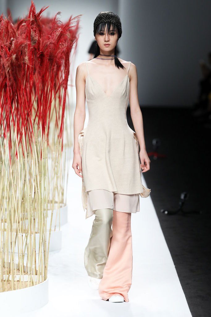 JICHENG 发布2025上海时装周全新作品“遛园舞凤”时装秀