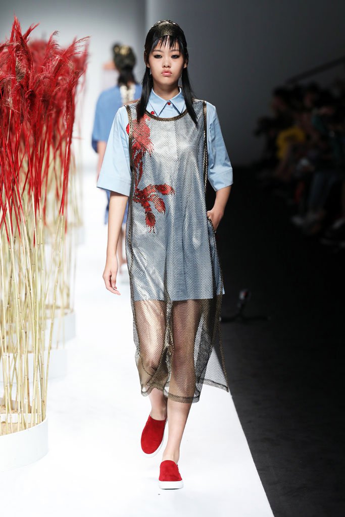 JICHENG 发布2025上海时装周全新作品“遛园舞凤”时装秀