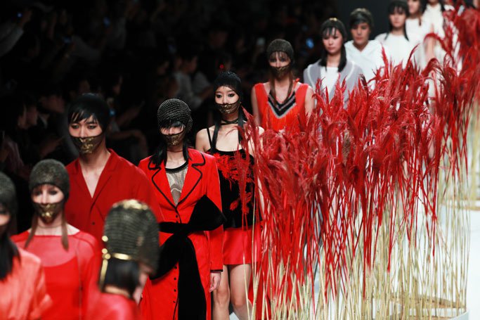 JICHENG 发布2025上海时装周全新作品“遛园舞凤”时装秀