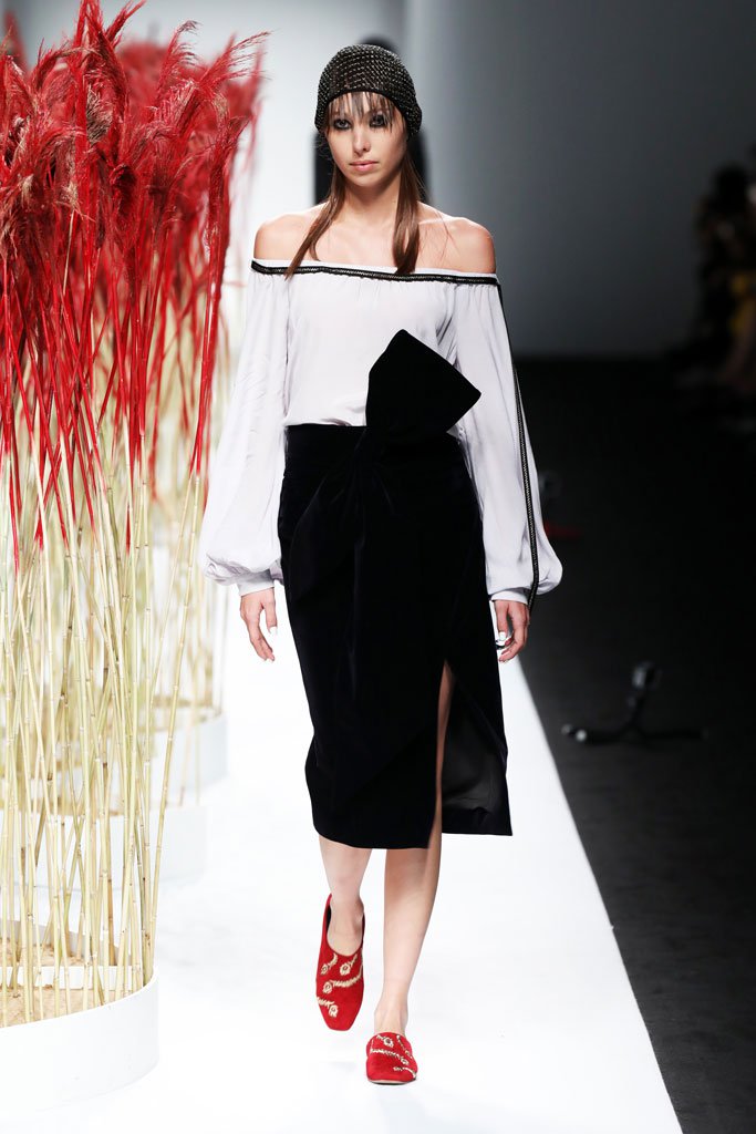 JICHENG 发布2025上海时装周全新作品“遛园舞凤”时装秀