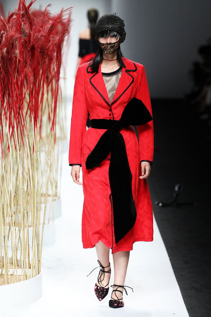 JICHENG 发布2025上海时装周全新作品“遛园舞凤”时装秀