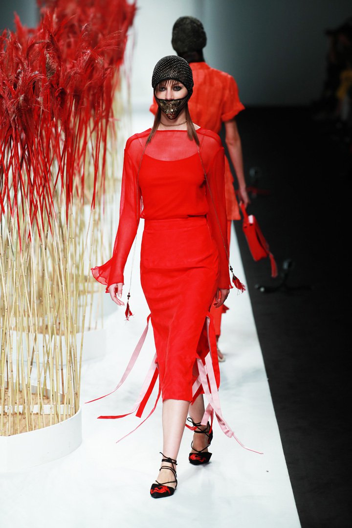 JICHENG 发布2025上海时装周全新作品“遛园舞凤”时装秀