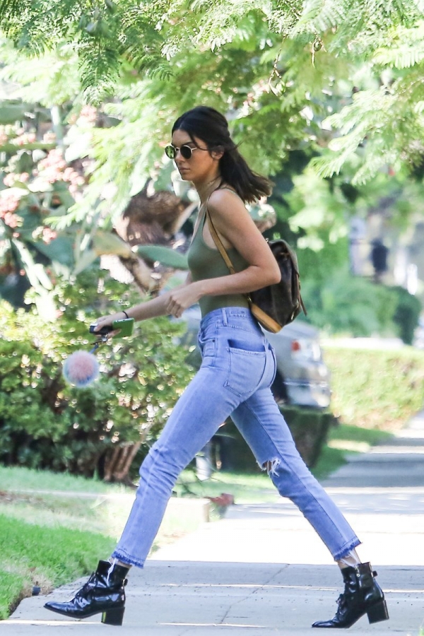 肯达尔·詹娜(Kendall Jenner)金小妹最新街拍 休闲装扮帅气十足