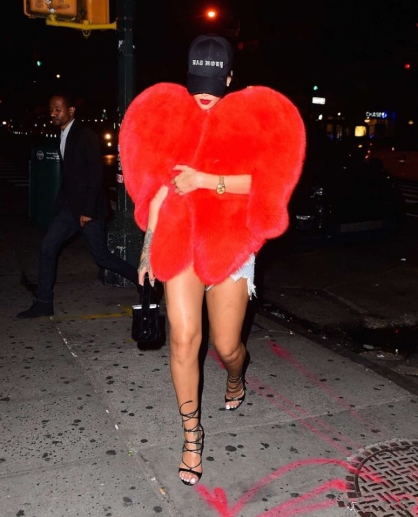 蕾哈娜rihanna最新街拍 订婚后女神美出新高