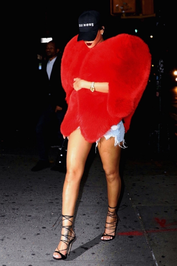 蕾哈娜rihanna最新街拍 订婚后女神美出新高