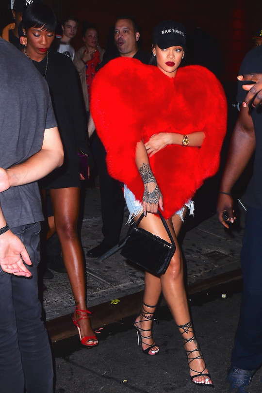 蕾哈娜rihanna最新街拍 订婚后女神美出新高