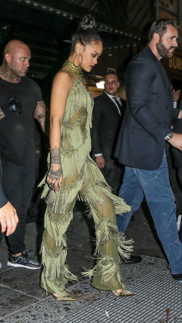 蕾哈娜rihanna最新街拍 订婚后女神美出新高