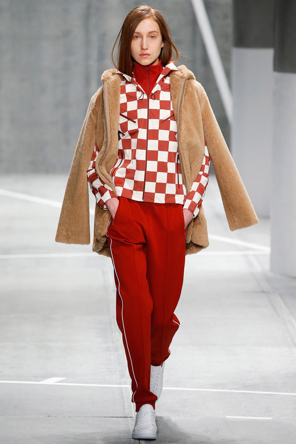 那些年被我们嫌弃的校服裤 如今成了时尚单品