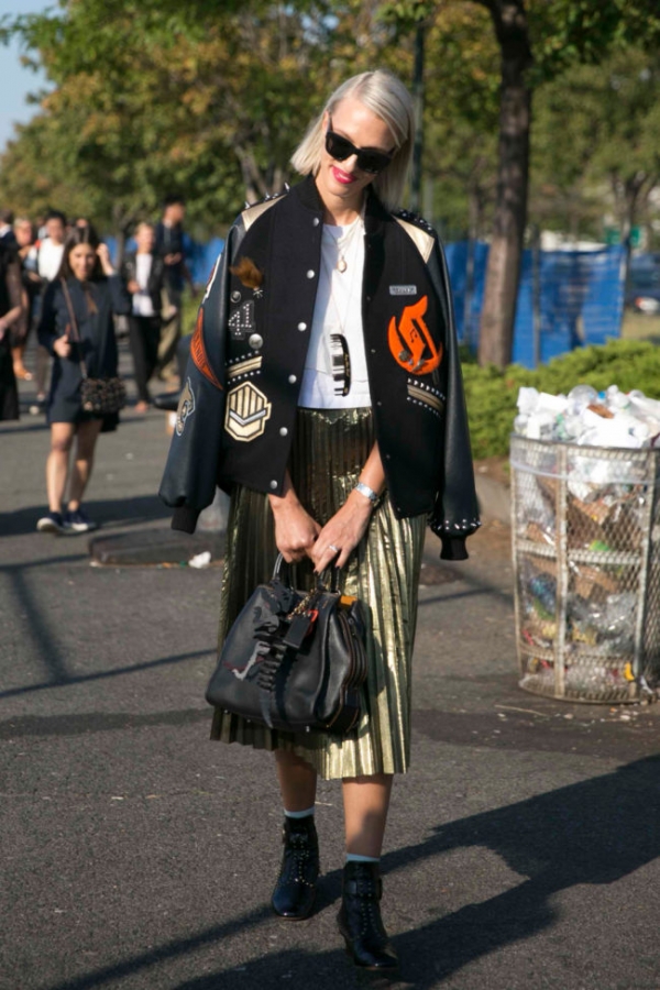 2025秋冬女装流行趋势 金属光百褶裙回来了