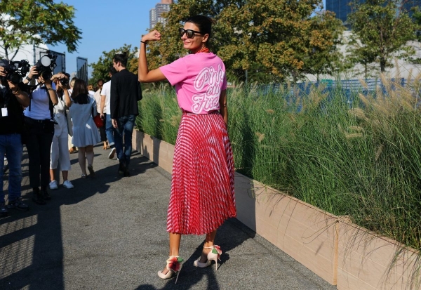 2025秋冬女装流行趋势 金属光百褶裙回来了