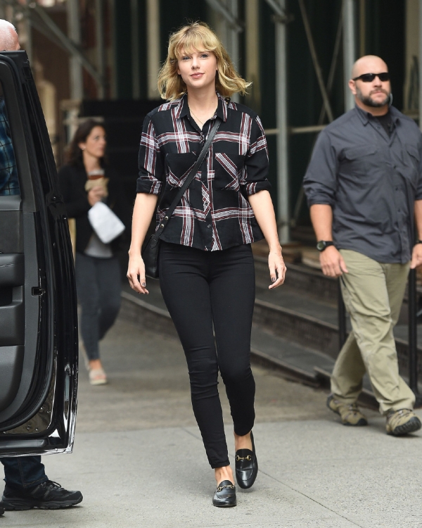 霉霉(taylor swift)最新街拍 示范早秋风休闲风穿搭