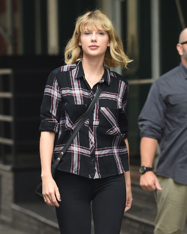 霉霉(taylor swift)最新街拍 示范早秋风休闲风穿搭