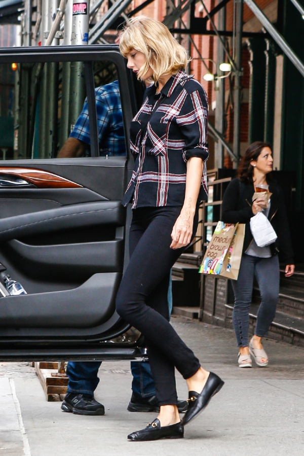 霉霉(taylor swift)最新街拍 示范早秋风休闲风穿搭